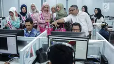 Peserta Puteri Muslimah Asia 2018 melihat ruangan monitoring Komisi Penyiaran Indonesia (KPI), Jakarta, Jumat (4/5). Kunjungan tersebut untuk mengenalkan peserta Puteri Muslimah Asia lebih dekat tugas dan tanggung jawab KPI. (Liputan6.com/Faizal Fanani)