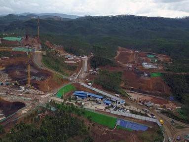 Foto udara yang diambil dengan menggunakan drone menunjukkan lokasi pembangunan ibu kota baru di Penajam Paser Utara, Kalimantan Timur, Indonesia, Rabu 8 Maret 2023. Indonesia memulai pembangunan ibu kota baru pada pertengahan 2022, setelah Presiden Joko Widodo mengumumkan bahwa Jakarta—ibu kota saat ini—sudah semakin padat, berpolusi, rawan gempa bumi, dan dengan cepat tenggelam ke dalam Laut Jawa. (AP Photo/Achmad Ibrahim)