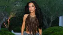 Becky G hadirkan pesona gaya yang memikat dengan aksi top fringe ala bohemian. [Foto: Instagtam/ Winnie Harlow]