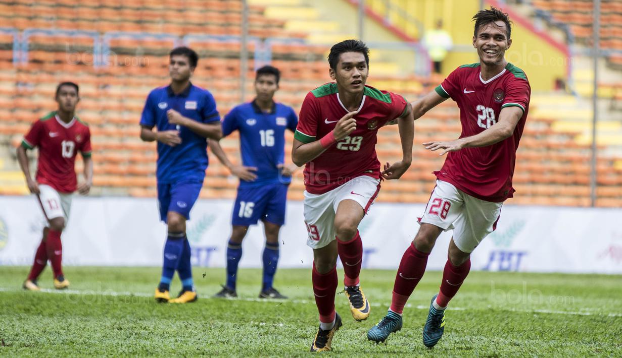Gelandang Timnas Indonesia, Septian David, merayakan gol yang dicetaknya ke gawang Thailand pada laga  SEA Games di Stadion Shah Alam, Selangor, Selasa (15/8/2017). Kedua negara bermain imbang 1-1. (Bola.com/Vitalis Yogi Trisna)