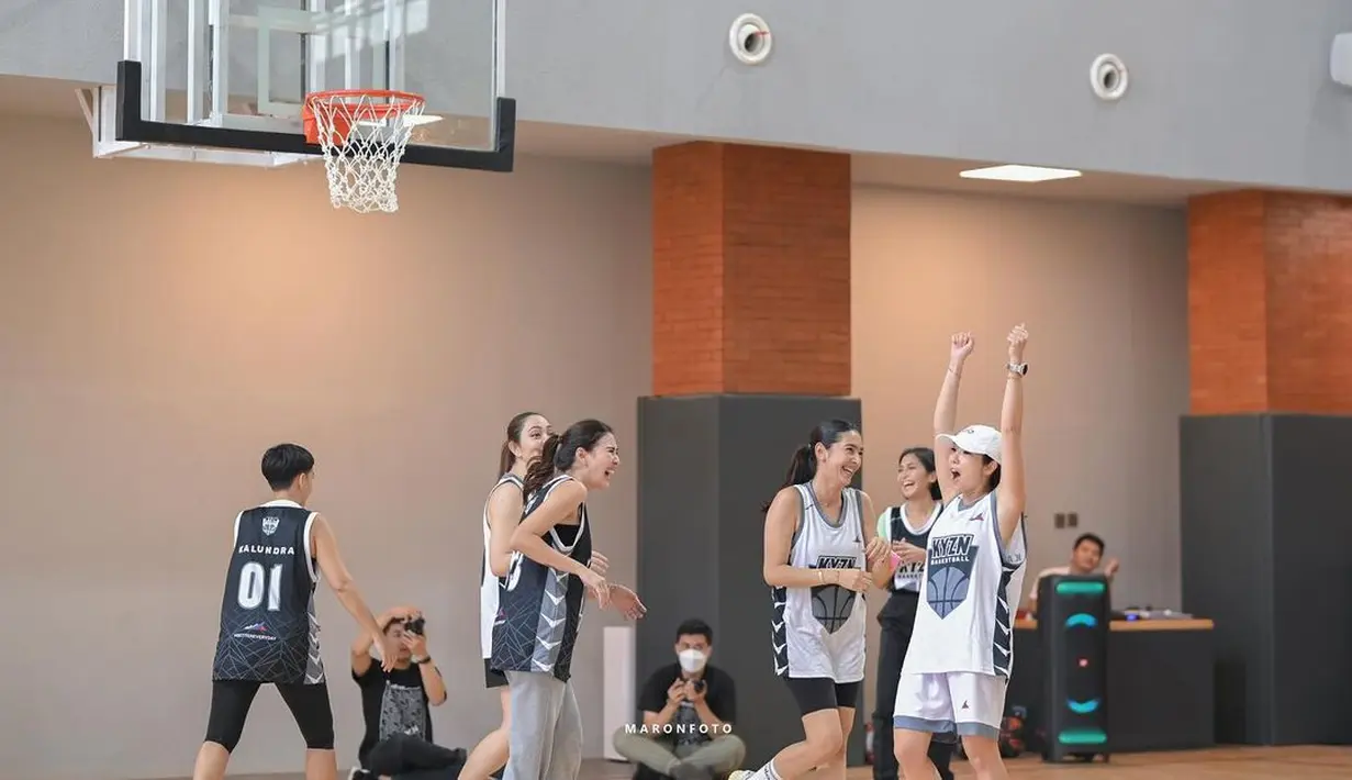Menurut Nabila, ia mendadak basket demi keseruan ulang tahun anak sahabatnya tersebut. "Keseruan di Birthday nya Kalundra @tya_ariestya , ibu2 mendadak basket," tulis nsyakieb85. [Instagram/nsyakieb85]