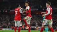 Pemain Arsenal, Bukayo Saka (kiri), merayakan kemenangan yang didapat timnya atas Wolves pada lanjutan Liga Inggris 2025/2026 di Emirates Stadium, Minggu (14/12/2025) dini hari WIB. (AP Photo/Richard Pelham)
