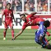 Gelandang Persija Jakarta, Ramdani Lestaluhu, berusaha merebut bola saat melawan Becamex Binh Duong FC pada laga Piala AFC di SUGBK, Jakarta, Selasa (26/2). Kedua klub bermain imbang 0-0. (Bola.com/M. Iqbal Ichsan)