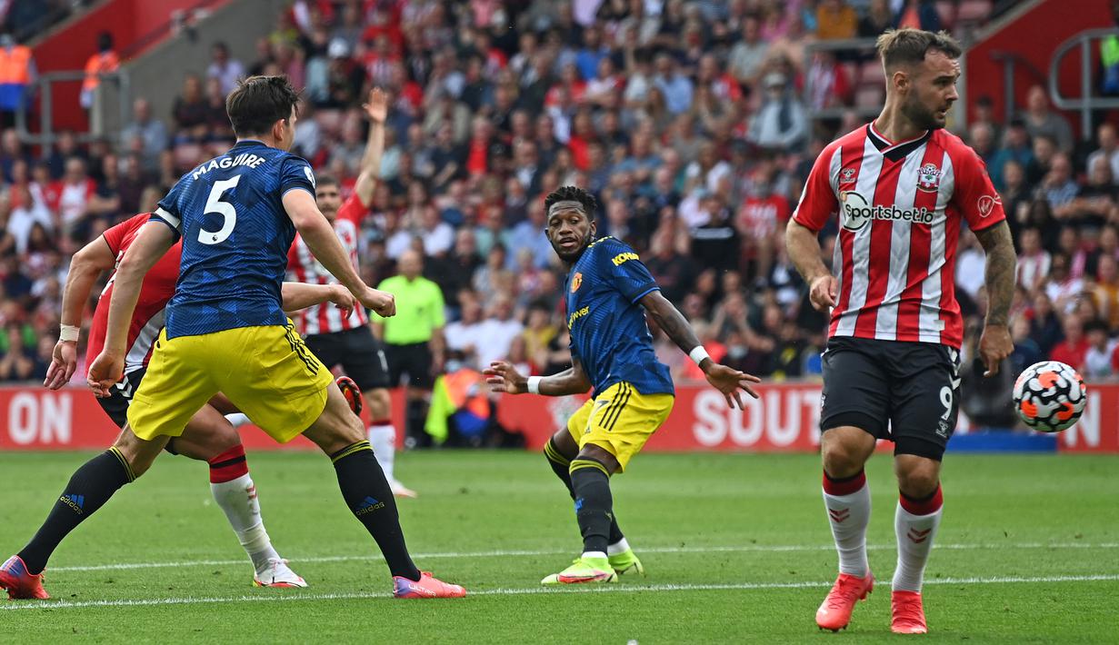 Southampton melakukan serangan balik pada menit ke-30 melalui kerjasama segitiga Stuart Armstrong, Che Adams dan Moussa Djenepo. Che Adams akhirnya melepaskan tendangan yang akhirnya mengecoh David De Gea usai bola membentur Fred. Southampton unggul 1-0. (Foto: AFP/Glyn Kirk)