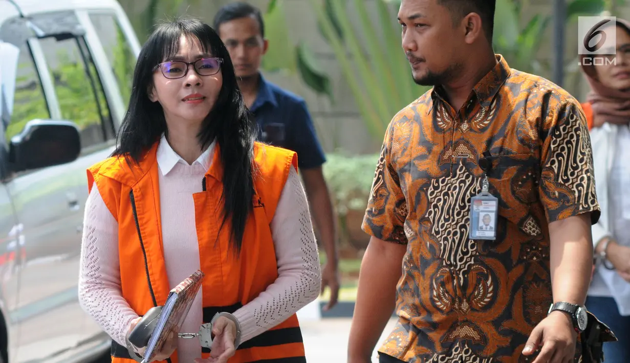 Ekspresi Bupati nonaktif Kepulauan Talaud Sri Wahyumi Maria Manalip (kiri) saat tiba di Gedung KPK, Jakarta, Selasa (20/8/2019). Sri Wahyumi diperiksa sebagai tersangka terkait dugaan suap pengadaan barang di Kabupaten Kepulauan Talaud Tahun Anggaran 2019. (merdeka.com/Dwi Narwoko)