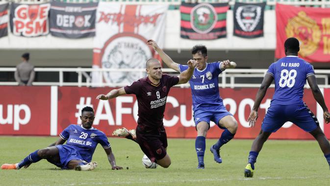Striker PSM Makassar, Eero Markkanen, terjatuh saat berebut bola dengan pemain Becamex Binh Duong pada laga semifinal Zona ASEAN Piala AFC 2019 di Stadion Pakansari, Rabu (26/6). PSM menang 2-1 atas Becamex Binh Duong. (Bola.com/M Iqbal Ichsan)