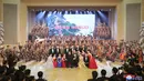 Pemimpin Korea Utara Kim Jong-un berpose dengan pengisi acara pertunjukan Tahun Baru Imlek di Pyongyang, dalam foto tak bertanggal yang dirilis oleh KCNA pada Jumat (12/2/2021). Tepat 12 Februari tahun ini, etnis Tionghoa di seluruh dunia kembali merayakan momen Imlek. (KCNA VIA KNS/AFP)