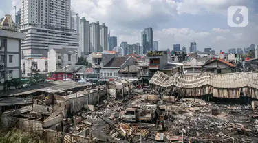 Suasana Pasar Kambing usai terbakar di Jalan Sabeni RT 1 RW 12, Kebon Melati, Tanah Abang, Jakarta, Jumat (9/4/2021). Pasar Kambing akan ditata ulang pascakebakaran yang terjadi pada Kamis (8/4/2021) sore kemarin. (Liputan6.com/Faizal Fanani)