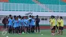 Pemain Timnas Myanmar menyimak arahan tim pelatih jelang latihan resmi laga persahabatan melawan Timnas Indonesia U-22 di Stadion Pakansari, Kab Bogor, Senin (20/3). Timnas Indonesia U-22 lawan Myanmar, Selasa (21/3). (Liputan6.com/Helmi Fithriansyah)