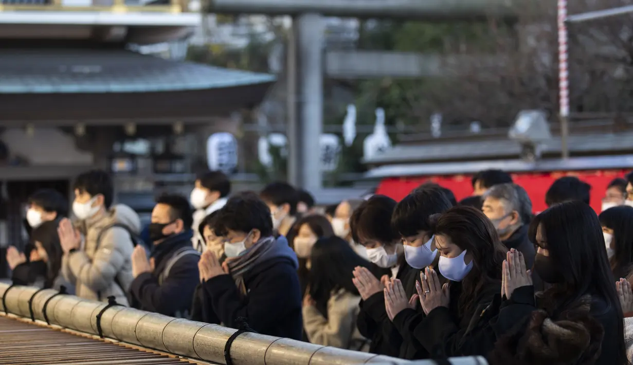 Para jamaah berdoa di kuil Yushima Tenmangu di Tokyo pada Hari Tahun Baru, Jumat (1/1/2020). Warga di Tokyo ramai-ramai mengunjungi Kuil Yushima Tenmangu untuk berdoa dengan menulis harapan di papan Ema. (AP Photo/Hiro Komae)