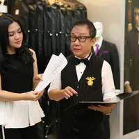 Vicky Shu saat melakukan sesi fitting baju pengantin. (Adrian Putra/Bintang.com)