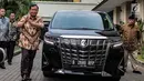 Capres nomor urut 02 Prabowo Subianto tiba di kediaman Ketua Umum Partai Demokrat Susilo Bambang Yudhoyono (SBY) di kawasan Mega Kuningan, Jakarta, Jumat (21/12). Pertemuan tersebut membahas strategi kampanye Pilpres 2019. (Liputan6.com/Faizal Fanani)