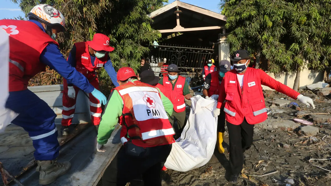 Dedikasi Tim Penyelamat Evakuasi Korban Tsunami Palu