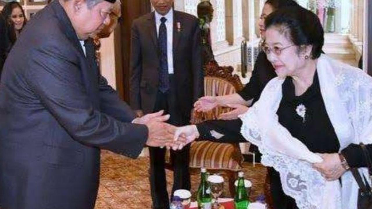 Dalam artikel tersebut, dimuat keterangan bahwa foto SBY dan Megawati bersalaman disaksikan oleh Jokowi berlatar di acara pemakaman Almarhum BJ Habibie.<br>