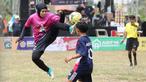 Sepak bola kini tak lagi menjadi olahraga yang identik dengan lelaki. Meski terlihat sebagai cabang olahraga yang cukup keras, namun di era modern saat ini wanita juga turut menggemarinya. (Bola.com/M Iqbal Ichsan)