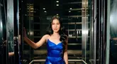 Artis Shenina Cinnamon tampil menawan saat menghadiri gala premiere serial film "Dia Angkasa". . Pada kesempatan tersebut, Shenina mengenakan gaun biru elegan yang membuatnya semakin memukau. (Liputan6.com/IG/@sheninacinnamon)