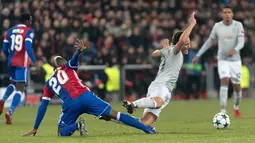 Pemain FC Basel, Geoffroy Serey Die merebut bola dari pemain Manchester United, Ander Herrera pada matchday kelima Liga Champions di Stadion St Jakob Park, Rabu (22/11). Manchester United takluk 0-1 di markas Basel. (Georgios Kefalas/Keystone via AP)