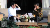Jokowi dan Duterte ketika diskusi hangat di beranda belakang Istana Negara, Jakarta, Jumat (9/9). Hanya pemimpin negara dengan hubungan dekatlah yang diajak berbincang di beranda belakang Istana oleh Jokowi. (Liputan6.com/ Faizal Fanani)