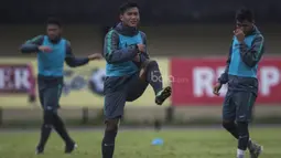 Striker Timnas Indonesia U-22, Ahmad Nur Hardianto, melakukan pemanasan saat latihan jelang SEA Games 2017 Malaysia di Stadion I Wayan Dipta, Bali, Sabtu (8/7/2017). (Bola.com/Vitalis Yogi Trisna)