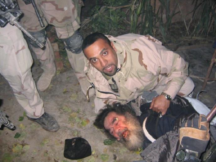 Penangkapan Saddam Hussein oleh pasukan AS 13 Desember 2003 (US Army)