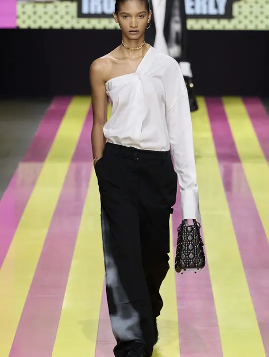 <p>Setiap looknya tampil unik dengan cutting asimetris yang berani. [Foto: Christian Dior.dok]</p>