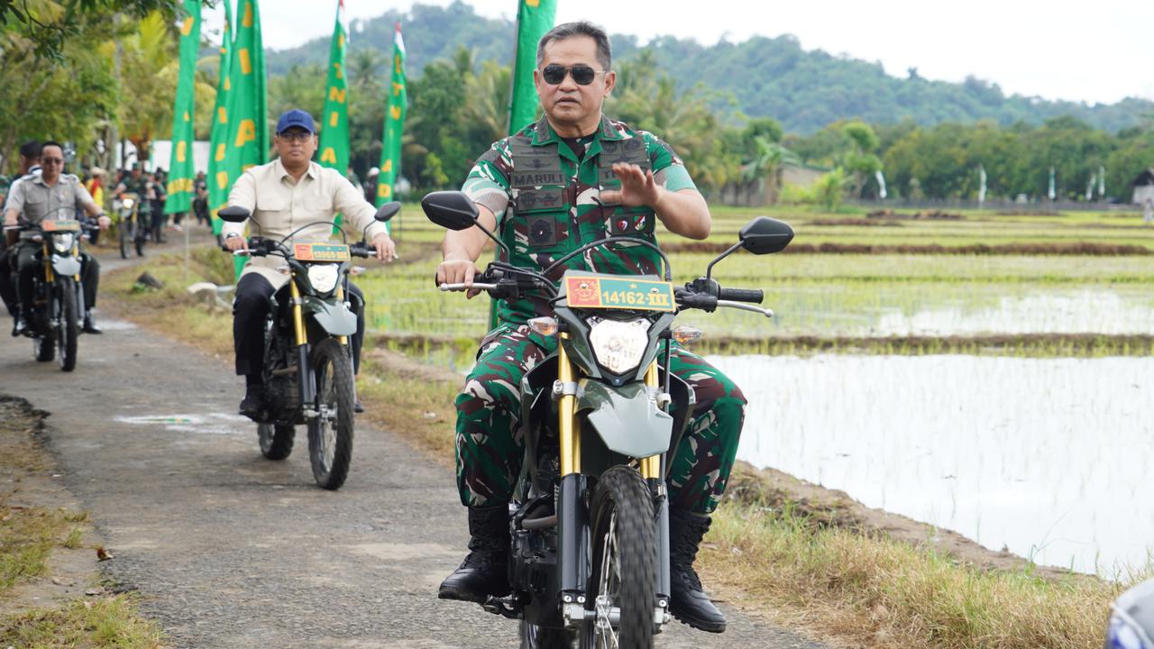 Senyum Bahagia Kasad Maruli Foto Bareng Perempuan Legend, Reaksi Sang Jenderal Bikin Istrinya Terkejut
