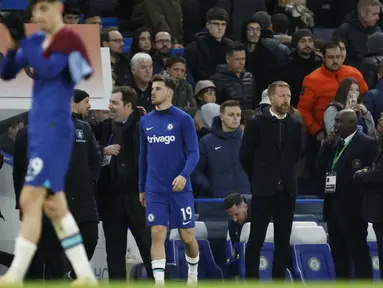 Pelatih Chelsea, Graham Potter (kanan) meninggalkan lapangan setelah dikalahkan Aston Villa pada pertandingan lanjutan Liga Inggris di stadion Stamford Bridge di London, Sabtu, 1 April 2023. (AP Photo/David Cliff)
