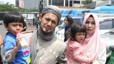 Ustadz Guntur Bumi (UGB), Puput Melati dan kedua anaknya usai mengisi sebuah acara di kawasan Tendean, Jakarta, Rabu (16/11). UGB dan Puput mengaku sudah kembali rujuk pasca cerai pada Januari 2014 silam. (Liputan6.com/Herman Zakharia)