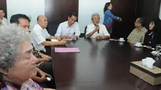 Capres PDIP Joko Widodo menyambangi kantor pengacara Adnan Buyung Nasution di Gedung Alstom Jl TB Simatupang, (Liputan6.com/Herman Zakharia)