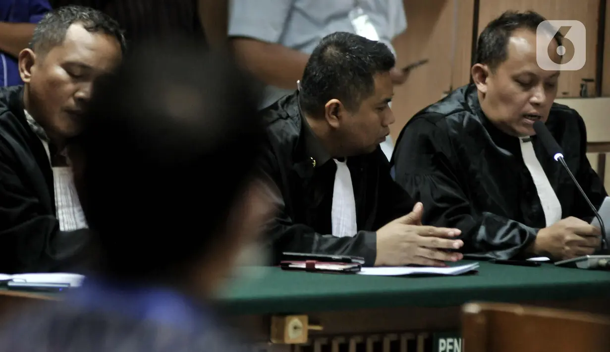 Jaksa Penuntut Umum (JPU) membacakan dakwaan pada sidang perdana kasus penyiraman Novel Baswedan di Pengadilan Negeri Jakarta Utara, Kamis (19/3/2020). Dua terdakwa, yakni Ronny Bugis dan Rahmat Kadir Mahulete menjalani sidang dengan agenda pembacaan dakwaan oleh JPU. (merdeka.com/Iqbal Nugroho)