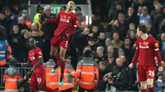Gelandang Liverpool, Fabinho, berselebrasi setelah mencetak gol pembuka untuk timnya ke gawang Manchester City dalam pertandingan pekan ke-12 Liga Inggris 2019-2020 di Anfield, Minggu (10/11/2019). Liverpool menghabisi Man City dengan skor cukup telak 3-1. (AP/Jon Super)
