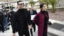 Cristiano Ronaldo bersama kekasihnya, Georgina Rodriguez, tiba di kantor pengadilan untuk menghadiri sidang penggelapan pajak di Madrid, Spanyol (22/2/2019). (AFP/Oscar Del Pozo)