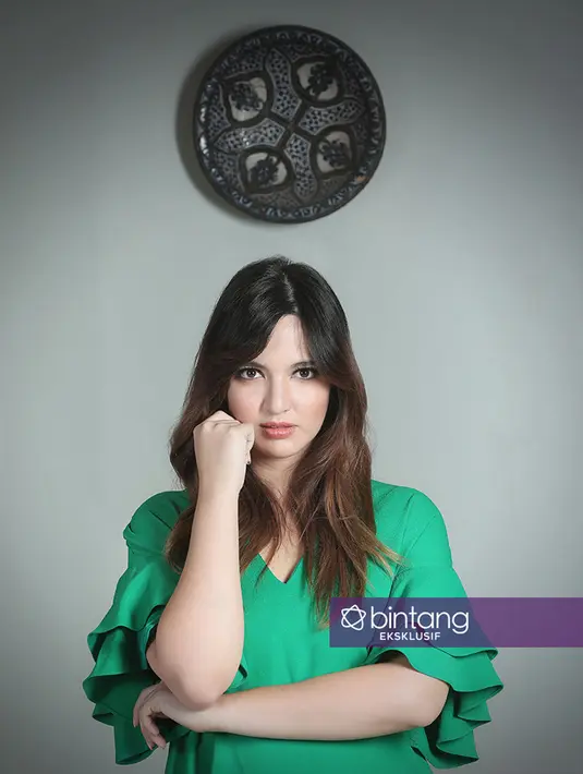 Sejak Nia Ramadhani resmi dipersunting Ardi Bakrie pada 1 April 2010 silam, bintang sinetron Bawang Merah dan Bawang Putih itu mundur dari dunia yang membesarkan namanya. Nia fokus mengurus suami serta anak-anaknya. (Bambang E. Ros/Bintang.com)