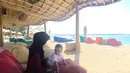 Shireen dan Adam menikmati suasana pagi hari di Lombok. (via Instagram)