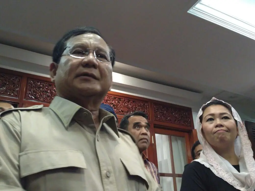 Ketua Umum Partai Gerindra Prabowo Subianto saat bertemu Yenny Wahid. (Liputan6.com/Delvira Chaerani Hutabarat)