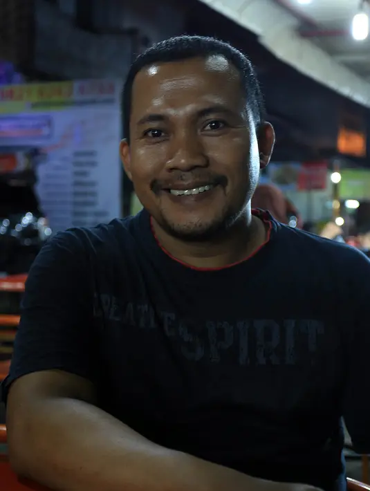 Penjual Nasi Goreng Adi. Sebagai warga Medan mengaku ikut bangga. Bangga ada warga Melayu yang bisa jadi menantu Jokowi. Semoga dengan bapak Jokowi punya menantu di sini bisa membantu warga Medan soal kesejahteraan. (Deki Prayoga/Bintang.com)