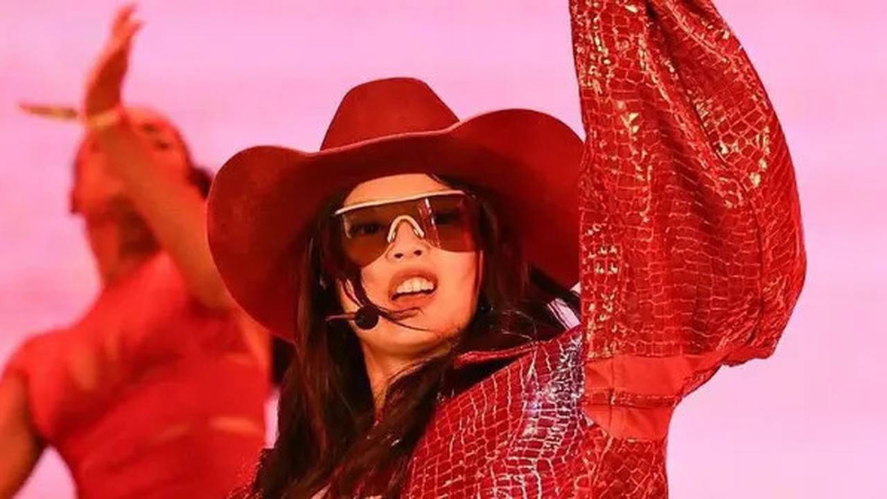 Jennie BLACKPINK Sukses Gebrak Panggung Coachella 2025 Pakai Outfit Cowboy Girl Serba Merah Marun