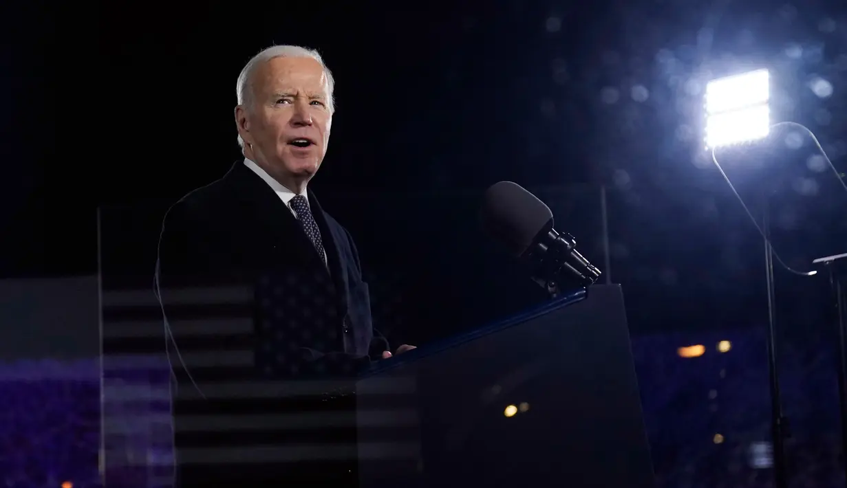 Presiden Amerika Serikat Joe Biden menyampaikan pidato yang menandai peringatan satu tahun invasi Rusia ke Ukraina di Royal Castle Gardens, Warsawa, Polandia, 21 Februari 2023. Gedung Putih telah membantah bahwa pidato Biden merupakan tandingan atas pidato Putin, di mana presiden Rusia itu mengatakan bahwa Ukraina dan sekutu Barat-nya yang memulai perang. (AP Photo/ Evan Vucci)