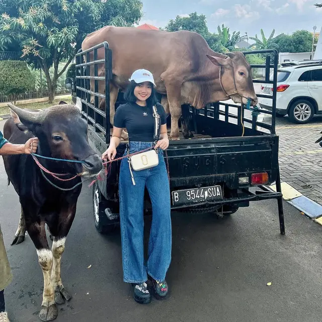 8 Pilihan Gaya Padu Padan Jeans ala Fuji, Super Stylish dan Kece Abis