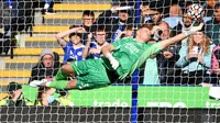 Aaron Ramsdale berhasil menggeser Bernd Leno dari posisi penjaga gawang Arsenal berkat konsistensinya. Hingga pekan ke-10 Liga Inggris, ia belum tergantikan. Ramsdale tercatat telah membuat empat clean sheet sejauh ini. (AFP/Justin Tallis)