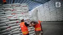 Pekerja membawa beras milik Perum Bulog di kawasan Pulo Mas, Jakarta, Kamis (26/11/2020). Kementan kembali memastikan bahwa meski tengah dilanda pandemi Covid-19 pasokan beras hingga akhir tahun masih ada stok beras sebanyak 7,1 juta ton. (Liputan6.com/Faizal Fanani)