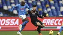 Penyerang Napoli, Victor Osimhen berusaha merebut bola dari gelandang Spezia, Gennaro Acampora pada pertandingan perempat final Coppa Italia di stadion Maradona di Naples, Italia, Jumat (29/1/2021). Napoli akan berhadapan dengan Atalanta di Semifinal.(Alessandro Garofalo/LaPresse via AP)
