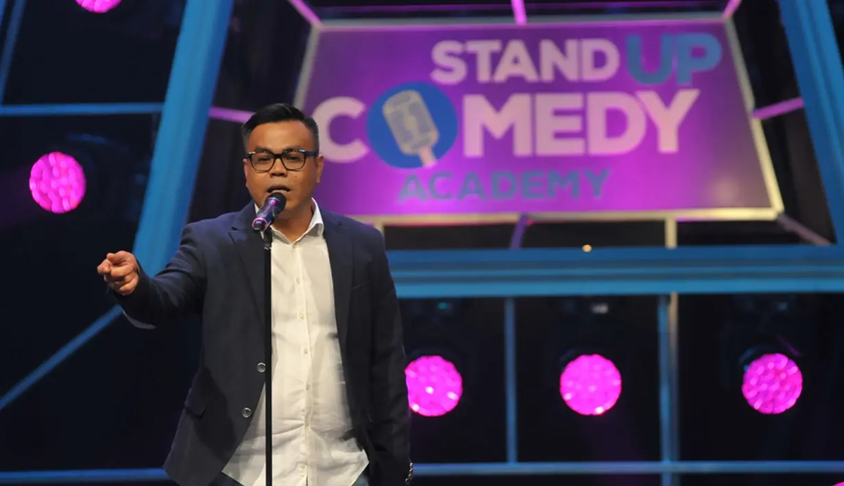 Abdel melakukan Standup Comedy, Jakarta, Senin (5/10/2015). Stand Up Comedy Academy Indosiar telah menemukan 24 comica yang akan bersaing mencari posisi pertama. (Liputan6.com/Faisal R Syam)