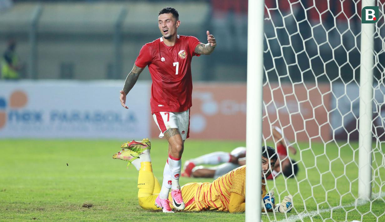 <p>Pemain Timnas Indonesia, Stefano Lilipaly tampak kecewa usai gagal mencetak gol ke gawang Bangladesh pada laga uji coba FIFA Matchday antara Timnas Indonesia menghadapi Bangladesh di Stadion Si Jalak Harupat, Bandung, Rabu (1/6/2022) malam WIB. (Bola.com/M. Iqbal Ichsan)</p>