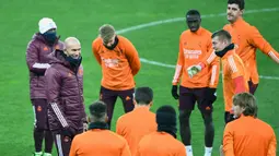 Pelatih Real Madrid, Zinedine Zidane (kedua dari kiri), memimpin sesi latihan di Olympiyskiy Stadium, Kiev, Senin (30/11/2020), jelang laga matchday ke-5 Grup B Liga Champions 2020/21 menghadapi tuan rumah Shakhtar Donetsk, Selasa (1/12/2020). (AFP/Sergei Supinsky)