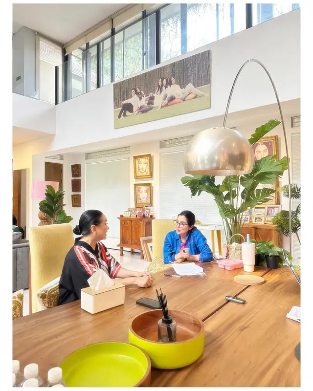 Interiornya estetik, intip 5 potret ruang tengah rumah Titi DJ, piala penghargaan terpajang rapi