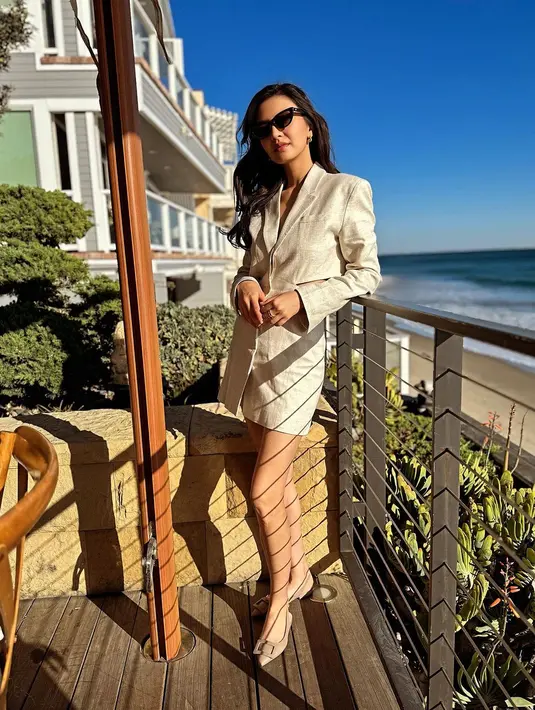 Ia kenakan cutout blazer dress dengan flatshoed dan mini bag dari Hermes [@ralineshah]