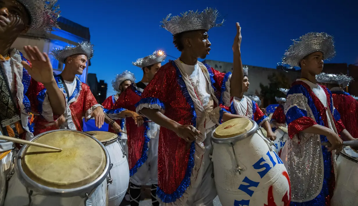 Penabuh genderang memainkan Candombe, gaya musik dan tarian Afro-Uruguay selama parade karnaval "Las llamadas" di Montevideo, Uruguay, Kamis (10/2/2022). (AP Photo/Matilde Campodonico)