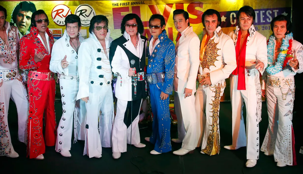 Panitia dan para peserta berfoto bersama sebelum tampil pada final kontes menyanyikan lagu Elvis Persley di Manila, Filipina, Sabtu (19/8). Sejumlah peserta dari beberapa negara berpartispasi pada lomba yang pertama di Asia ini. (AP Photo/Bullit Marquez)