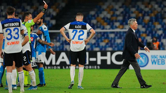 Wasit Piero Giacomelli memberikan kartu merah kepada pelatih Napoli Carlo Ancelotti saat menjamu Atalanta dalam laga pekan kesepuluh Liga Italia di Stadion San Paolo, Naples, Rabu (30/10/2019). Laga sengit Napoli vs Atalanta berakhir tanpa pemenang dengan skor 2-2. (Ciro Fusco/ANSA via AP)